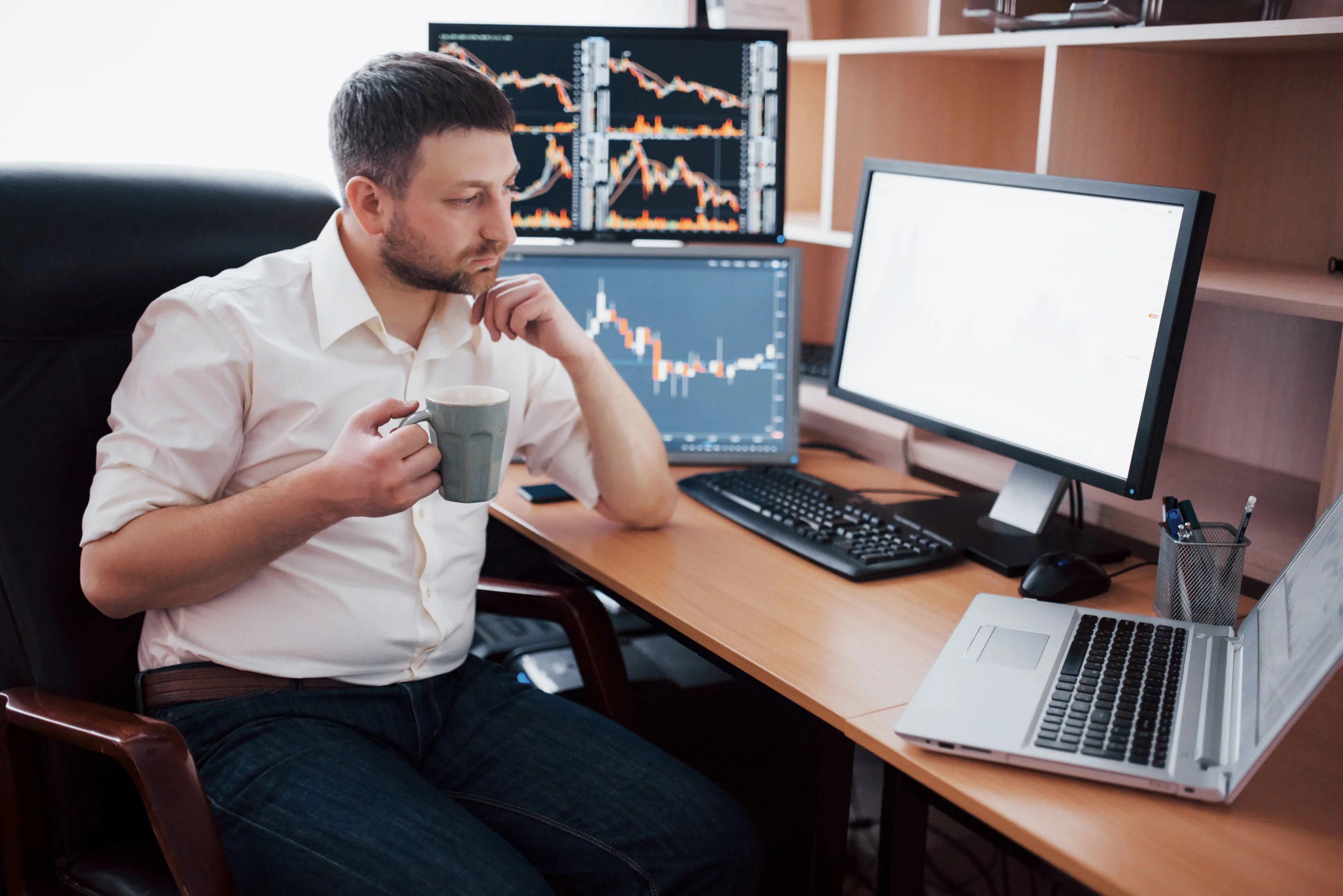swing trading strategies selection guide showing different approaches for various market conditions